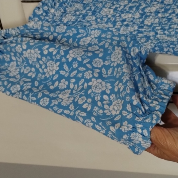 Magnolia Skye Blue Floral Romper Size Large Smocked Bodice - Picture 4 of 11